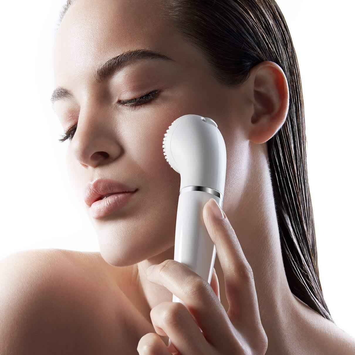 Braun Face 810 Facial Epilator, Hair Removal and Facial Cleansing, with Additional Brush and Battery, White