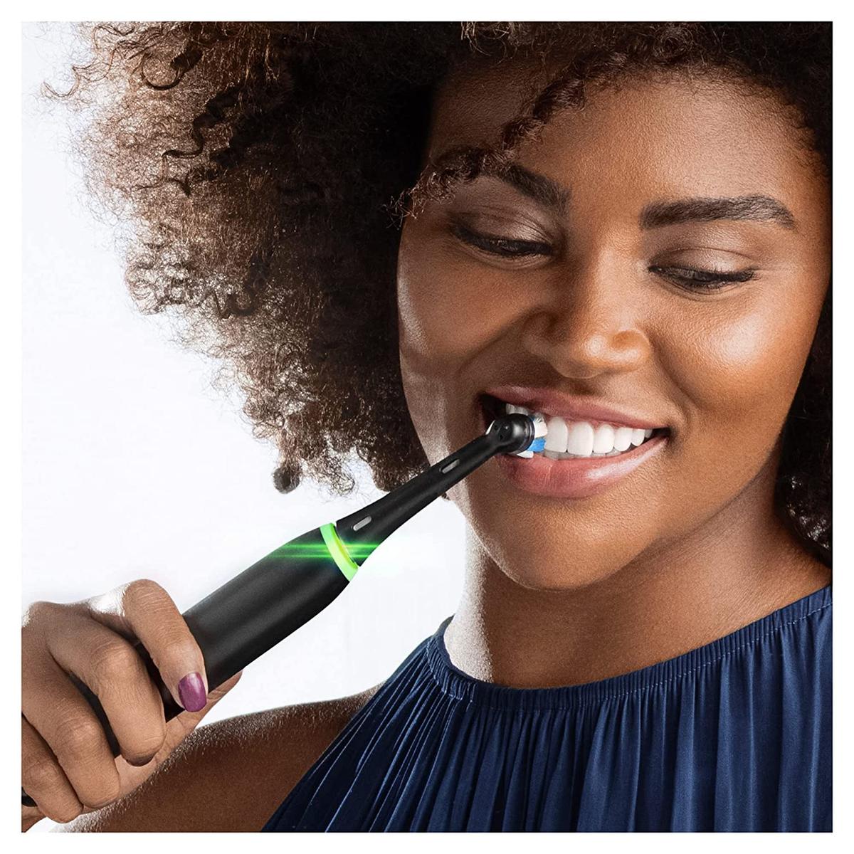 Oral-B iO3 Electric Toothbrush 1 Toothbrush Head & Travel Case, 3 Modes With Teeth Whitening Black - Healthxpress.ie